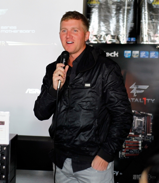 “Fatal1ty”は戦闘機好き!? ASRock新マザー発表会で伝説のプロゲーマーを見た “Fatal1ty”は戦闘機好き!? ASRock新マザー発表会で伝説のプロゲーマーを見た