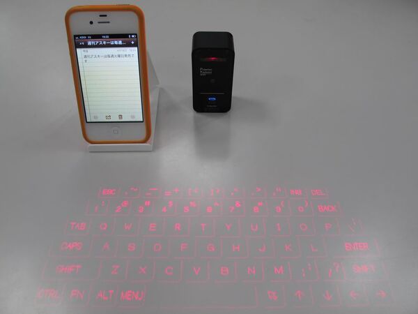 赤いレーザーでキーボードが浮かび上がる投影型Bluetoothキーボード