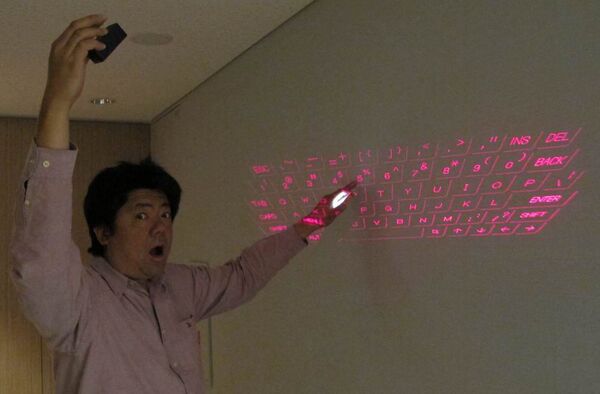 赤いレーザーでキーボードが浮かび上がる投影型Bluetoothキーボード