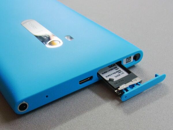 AT&T版Lumia 900の開封レビュー
