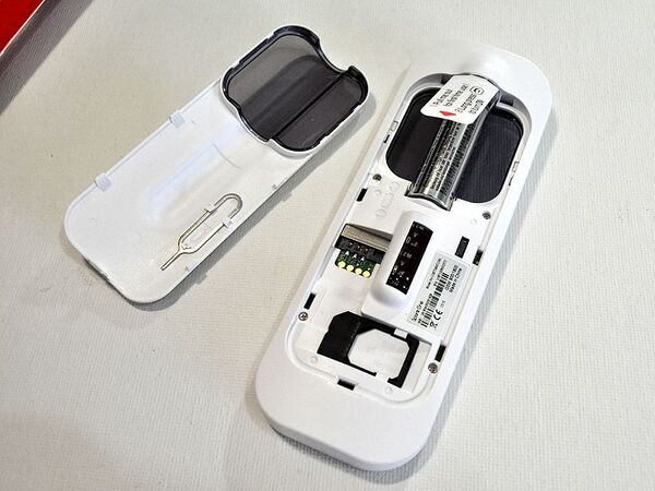 【海外端末】電池1本で動くおしゃれな緊急用ケータイ