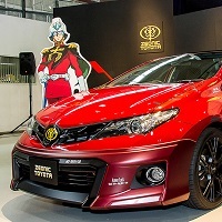 シャア専用オーリスが10月1日に発売 専用ナビは900台限定 - 週刊アスキー