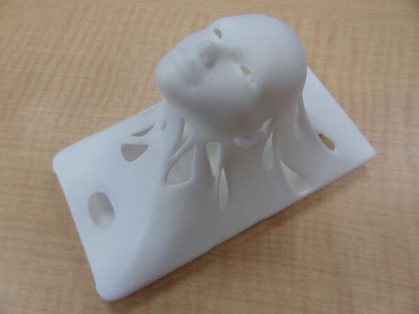 画面を操作できないSiriを擬人化したiPhone 4S用ケース