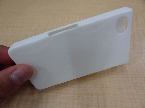 画面を操作できないSiriを擬人化したiPhone 4S用ケース