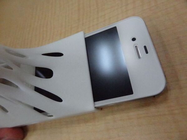 画面を操作できないSiriを擬人化したiPhone 4S用ケース