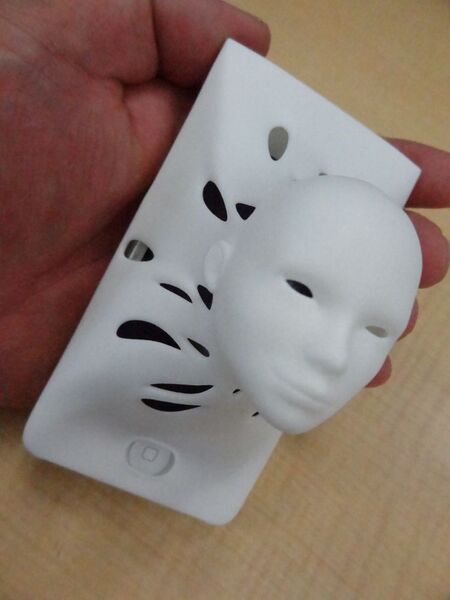 画面を操作できないSiriを擬人化したiPhone 4S用ケース