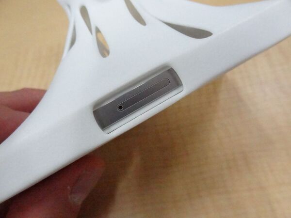 画面を操作できないSiriを擬人化したiPhone 4S用ケース