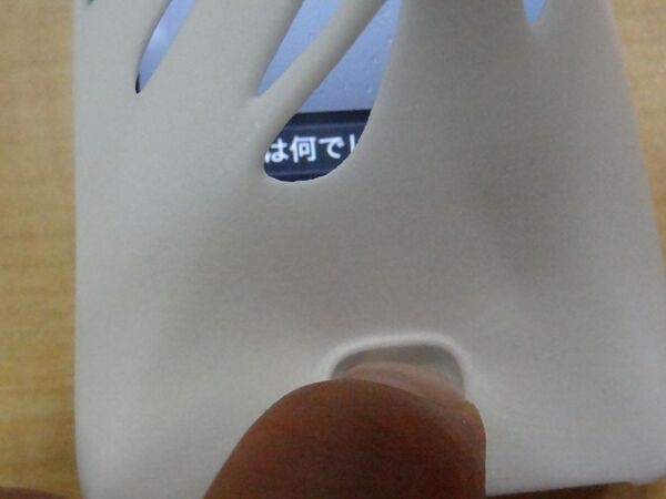 画面を操作できないSiriを擬人化したiPhone 4S用ケース