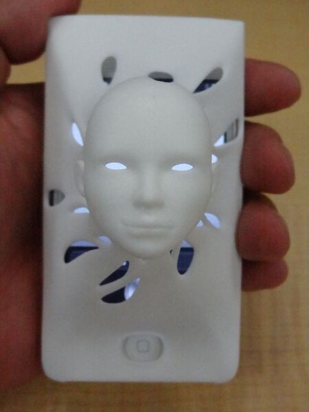 画面を操作できないSiriを擬人化したiPhone 4S用ケース