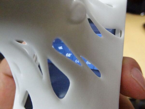 画面を操作できないSiriを擬人化したiPhone 4S用ケース