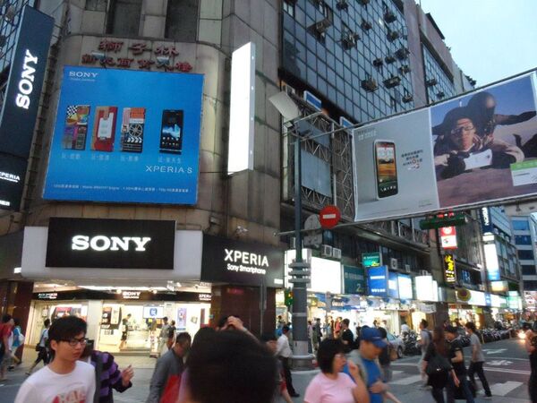 台湾のスマホ天国！ 台北西門の獅子林ビルを直撃！