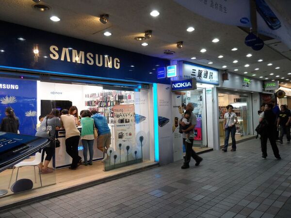 台湾のスマホ天国！ 台北西門の獅子林ビルを直撃！