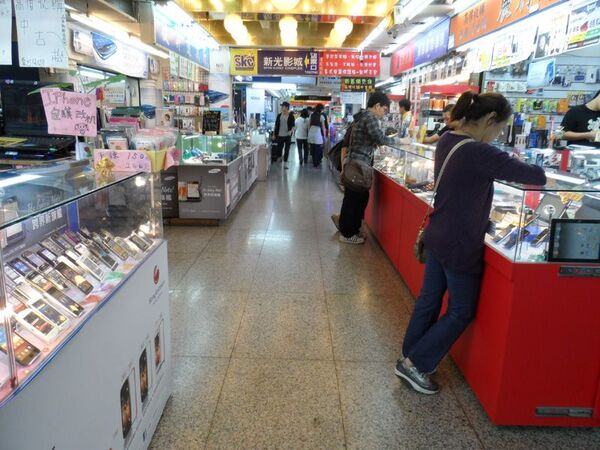 台湾のスマホ天国！ 台北西門の獅子林ビルを直撃！