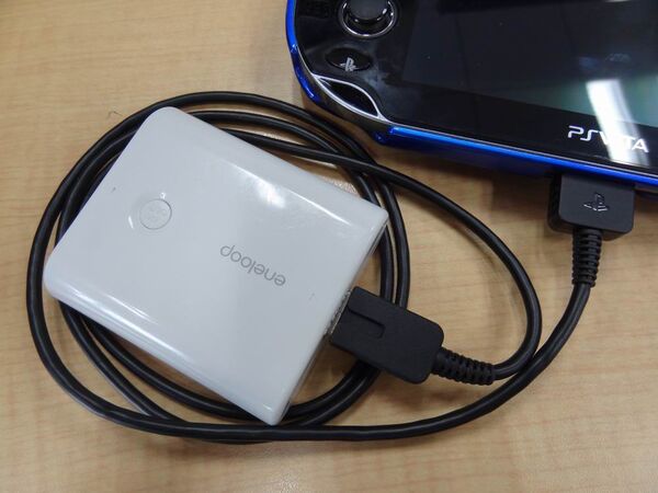 未対応のモバイルバッテリーでも充電できちゃうPS Vita用リトラクタブルケーブル