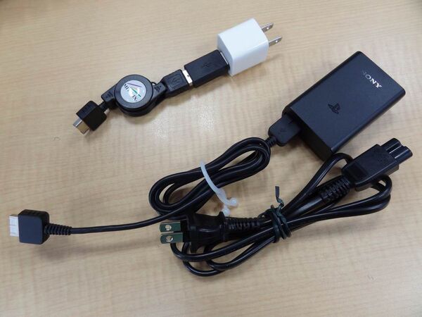 未対応のモバイルバッテリーでも充電できちゃうPS Vita用リトラクタブルケーブル