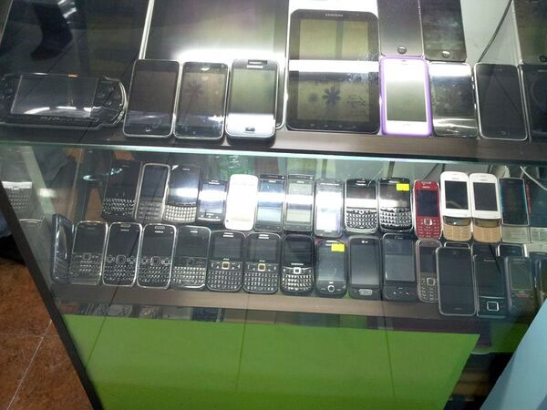 マニラのショッピングモールでスマホを探そう