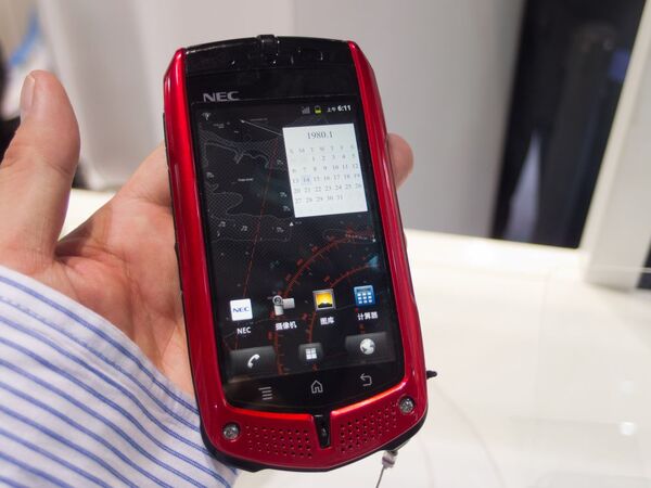 デュアルディスプレースマホから残念なアングリーバードまで気になる展示イロイロ：Mobile Asia Expo