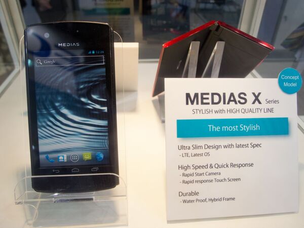 デュアルディスプレースマホから残念なアングリーバードまで気になる展示イロイロ：Mobile Asia Expo