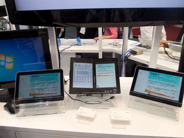 デュアルディスプレースマホから残念なアングリーバードまで気になる展示イロイロ：Mobile Asia Expo