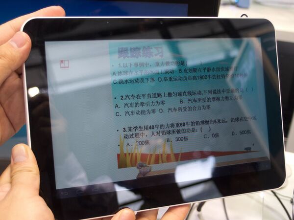 デュアルディスプレースマホから残念なアングリーバードまで気になる展示イロイロ：Mobile Asia Expo