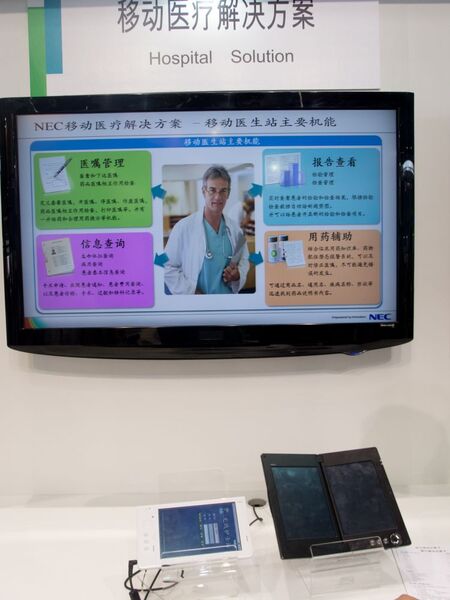 デュアルディスプレースマホから残念なアングリーバードまで気になる展示イロイロ：Mobile Asia Expo