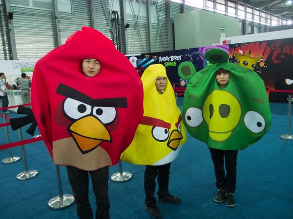 デュアルディスプレースマホから残念なアングリーバードまで気になる展示イロイロ：Mobile Asia Expo