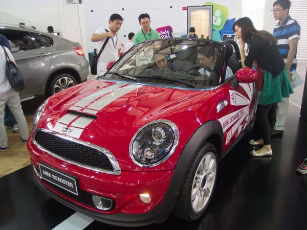 デュアルディスプレースマホから残念なアングリーバードまで気になる展示イロイロ：Mobile Asia Expo