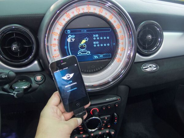 デュアルディスプレースマホから残念なアングリーバードまで気になる展示イロイロ：Mobile Asia Expo