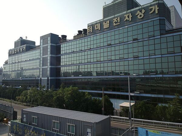 韓国ソウルにスマホ新古品屋が急増中