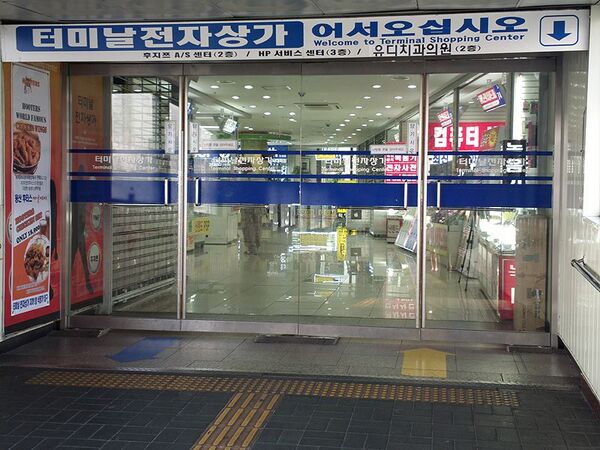 韓国ソウルにスマホ新古品屋が急増中