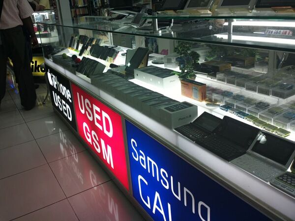 韓国ソウルにスマホ新古品屋が急増中