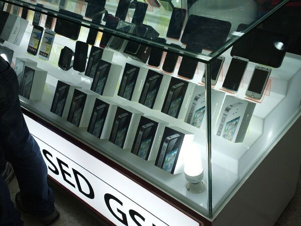 韓国ソウルにスマホ新古品屋が急増中