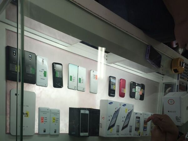 韓国ソウルにスマホ新古品屋が急増中