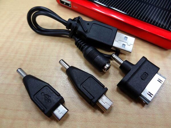 太陽光で充電できる大容量モバイルバッテリー　超ぷくぷくスマホ防水ポーチに最適！