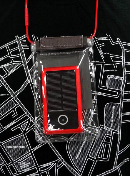 太陽光で充電できる大容量モバイルバッテリー　超ぷくぷくスマホ防水ポーチに最適！