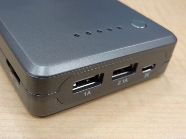 新型iPadをフル充電近くチャージ可能な10000mAh大容量モバイルバッテリー