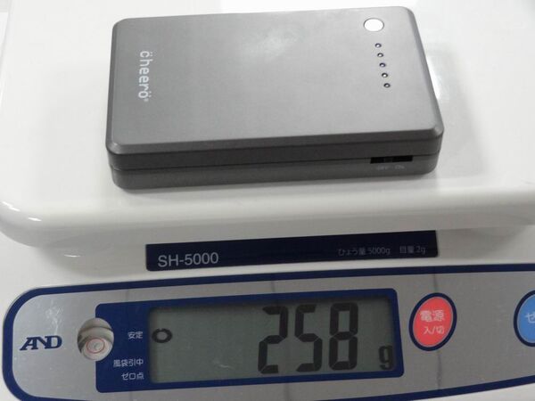 新型iPadをフル充電近くチャージ可能な10000mAh大容量モバイルバッテリー