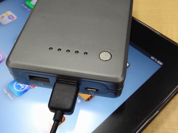 新型iPadをフル充電近くチャージ可能な10000mAh大容量モバイルバッテリー