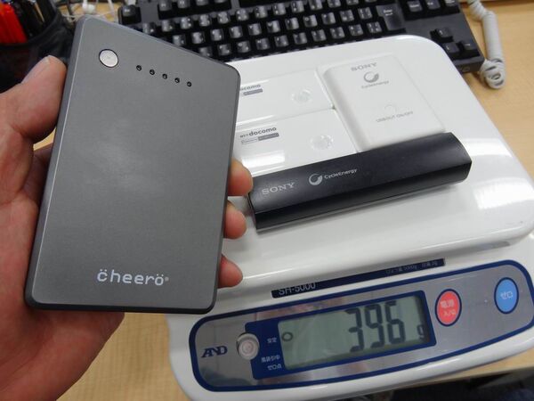 新型iPadをフル充電近くチャージ可能な10000mAh大容量モバイルバッテリー