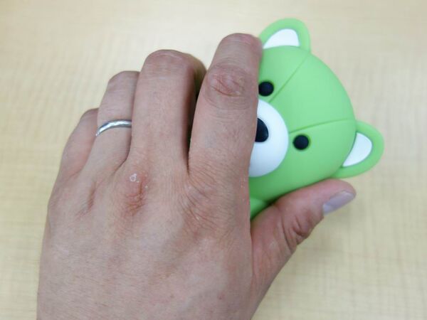 実用性度外視のiPhone用クマ型ケースなのだガオー！