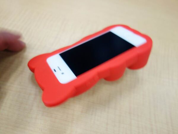 実用性度外視のiPhone用クマ型ケースなのだガオー！