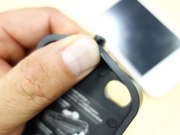 iPhoneを超高音質化するジャケット型ヘッドホンアンプ