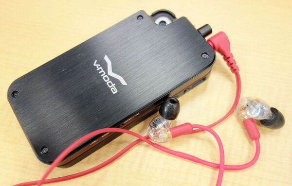 iPhoneを超高音質化するジャケット型ヘッドホンアンプ