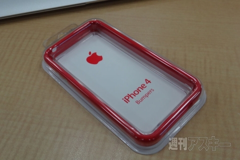 iPhone 4・4S専用Apple純正バンパーに赤い彗星現わる