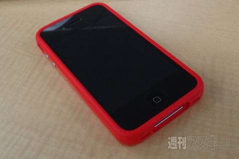 iPhone 4・4S専用Apple純正バンパーに赤い彗星現わる