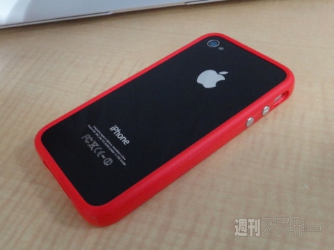 iPhone 4・4S専用Apple純正バンパーに赤い彗星現わる