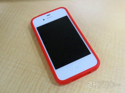 iPhone 4・4S専用Apple純正バンパーに赤い彗星現わる