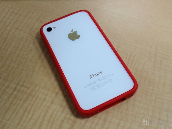 iPhone 4・4S専用Apple純正バンパーに赤い彗星現わる