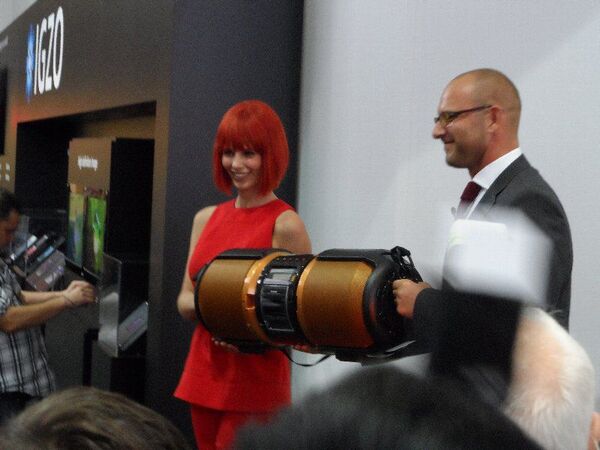 シャープは2013年発売の60V型4Kテレビをデモ