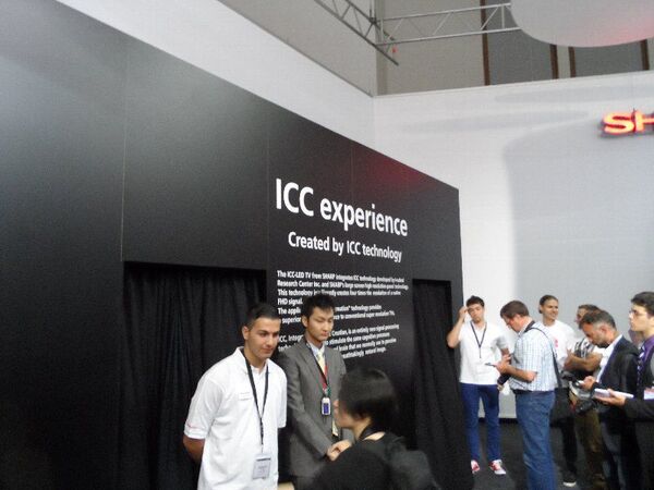 シャープは2013年発売の60V型4Kテレビをデモ